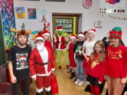 Najazd Mikołajów, czyli mikołajki w SP1 – budynek przy ul. 3 Maja